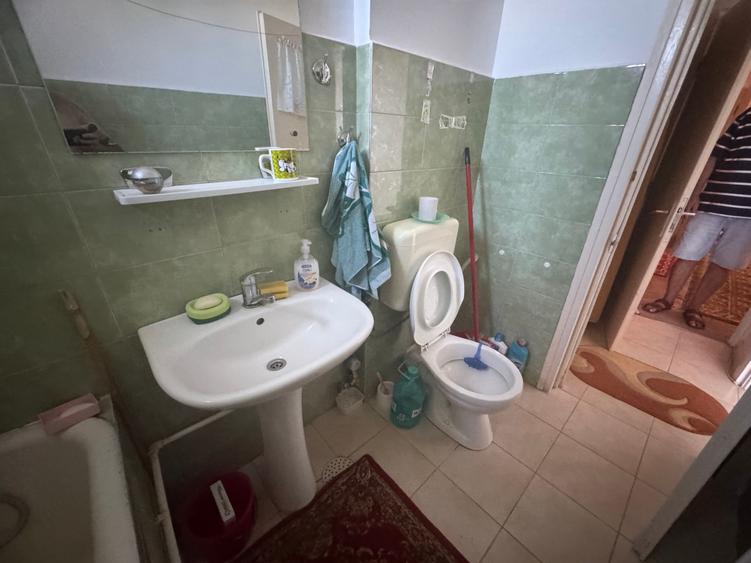 Vând apartament cu două camere etajul trei