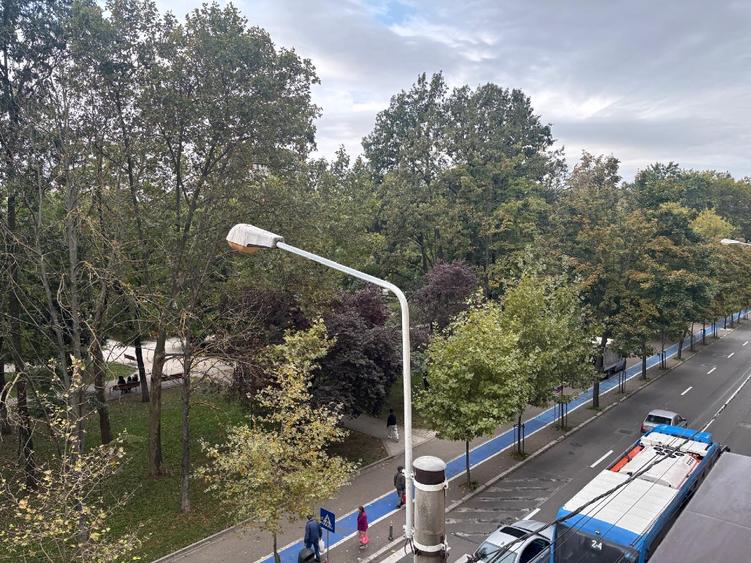 Vând apartament 4 camere zona centrală, langa parc