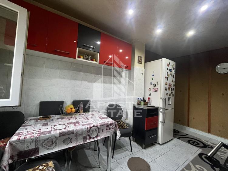 Apartament cu 3 camere,2 bai, etajul 1,centrala proprie,zona Girocului