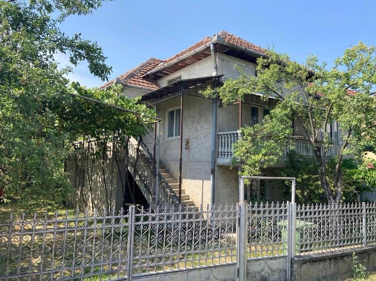 Vand casa 7 camere + anexe + teren 3515 mp