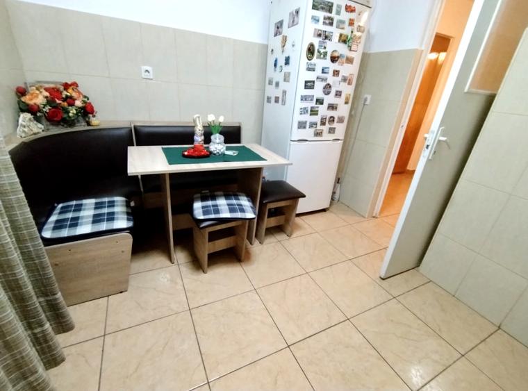 Apartament decomandat 3 camere, 2 bai, balcon inchis, Cetate