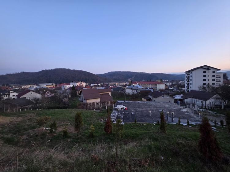 Casă de vânzare cu 1100 mp teren in proprietate- liniște și natură în orașul Gur