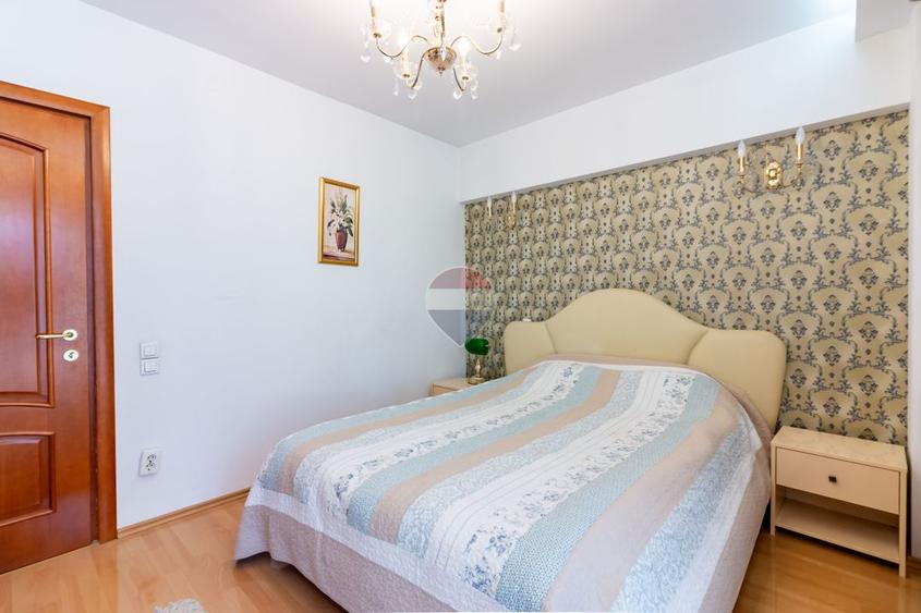 Apartament 3 camere, spatios în zona P-ta Sfanta Vineri/Centru Vechi