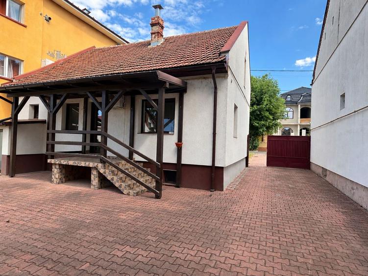 Casă 3 camere cu curte de inchiriat-Zona Pârneava