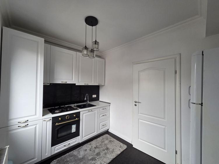 Apartament 3 camere si curte proprie