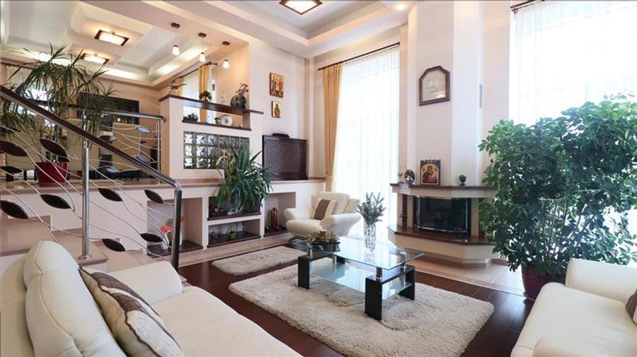Vila exclusivista de vanzare in Iasi, design impunator, localizare excelenta.