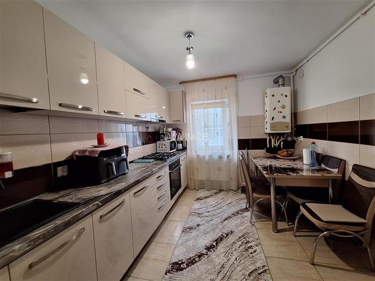 Apartament 3 camere decomandat zona Neagoe Voda - 2