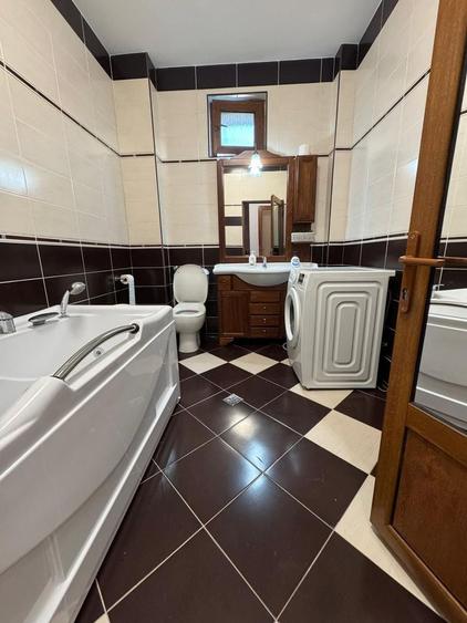 De închiriat apartament 3 camere 80 mp + curte privata 50 mp