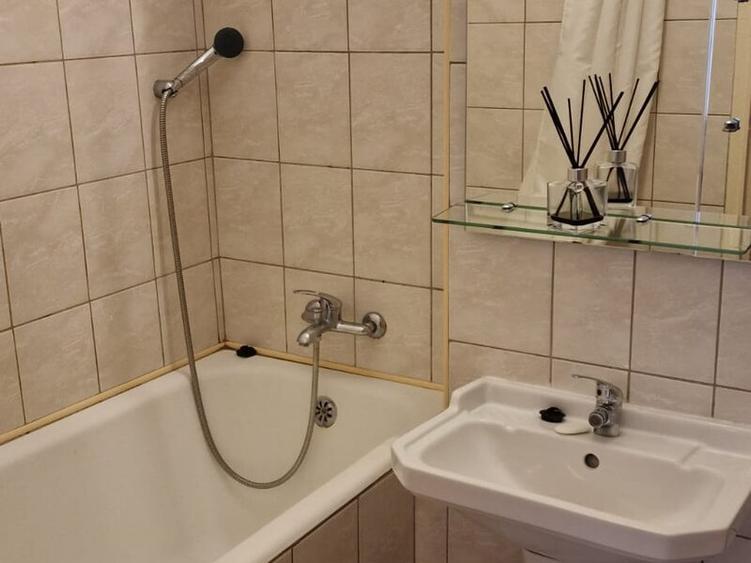 Dorobanti, I.N.G, Rovere Mobili, stradal