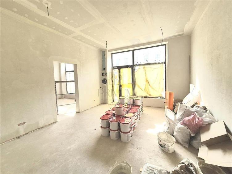 Spatiu comercial renovat cu vitrina - Semicentral