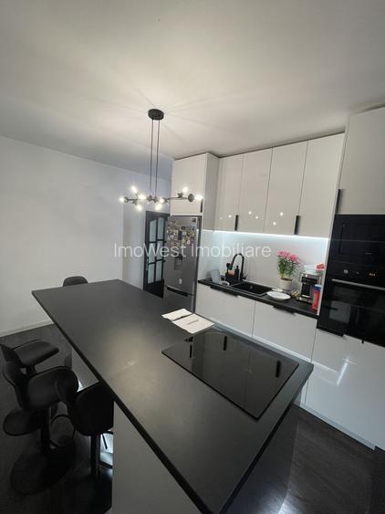 Casa S+P+E+M | 605 mp utili | 10 camere | 3 bucatarii | 4 bai | 3 terase | Garaj