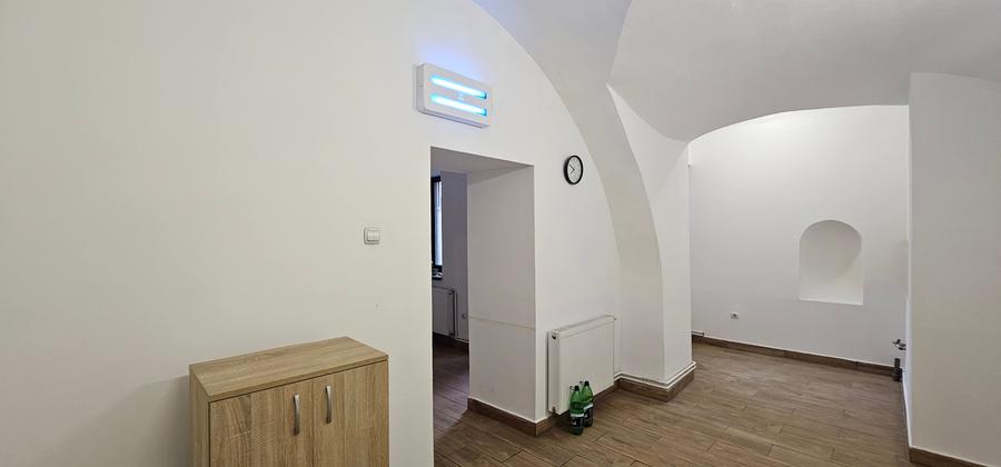 Inchiriez spatiu comercial cu alimentatie publica,26m,parter,Piata Mare,in curte