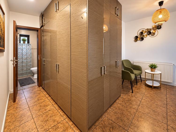 Casa de vanzare PIpera, 5 camere, 3 bai, zona linistita