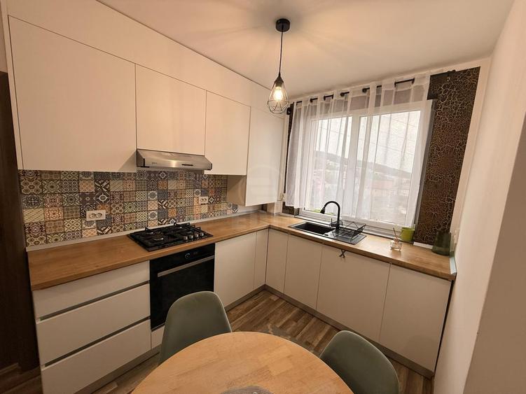 Apartament 2 camere semidecomandat zona Razoare