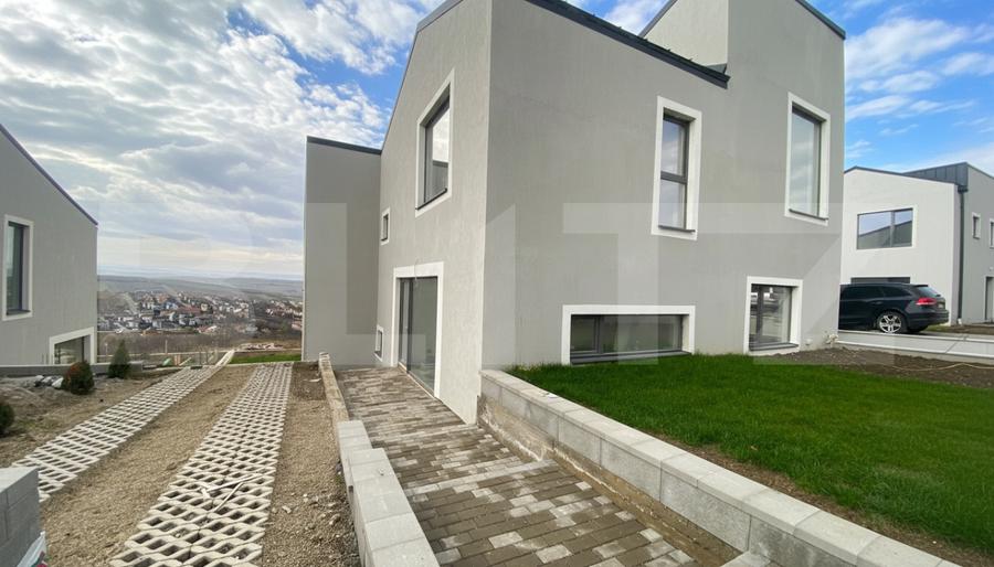 Casa pe calcan cu priveliste deschisa si compartimentare deosebita.