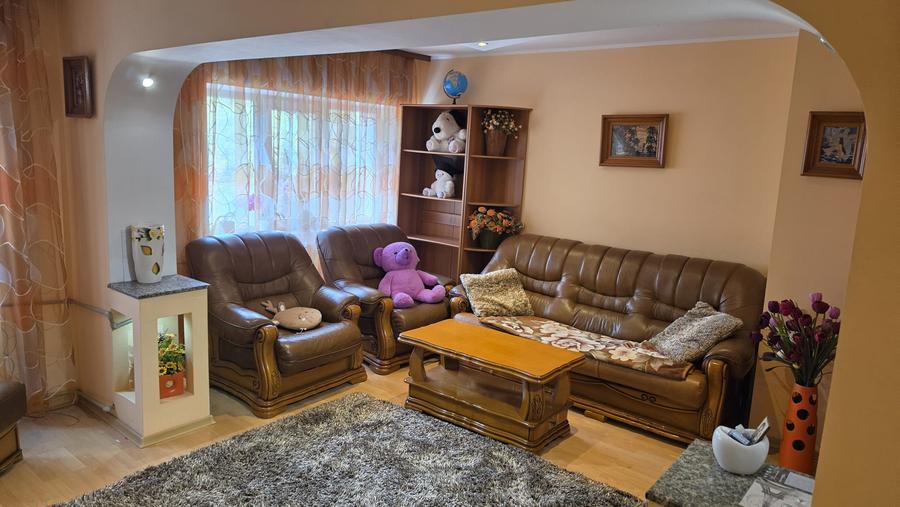 Apartament 3 camere DECOMANDAT , Zona Cug-Rond Vechi !!!