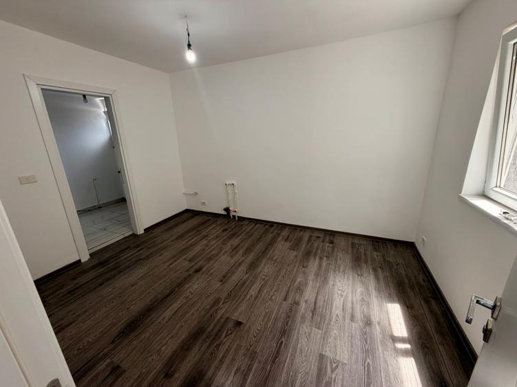 Casa P+1 la 1 km fata de metrou Aparatorii Patriei. 3 cam. Teren 110 mp