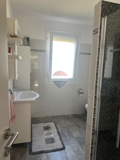Casă / Vilă cu 7 camere de vânzare Izvoare