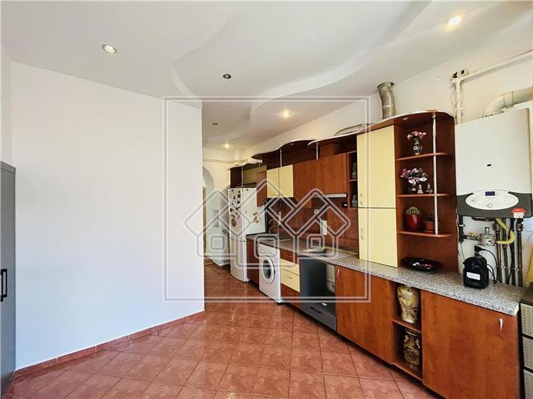 Apartament cu 2 camere, pivnita, pod, 63 mp utili, pret negociabil