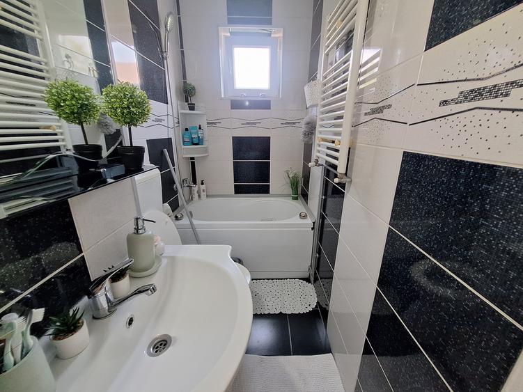Apartament cu 3 camere-complet renovat-mobilat si utilat- Judetean