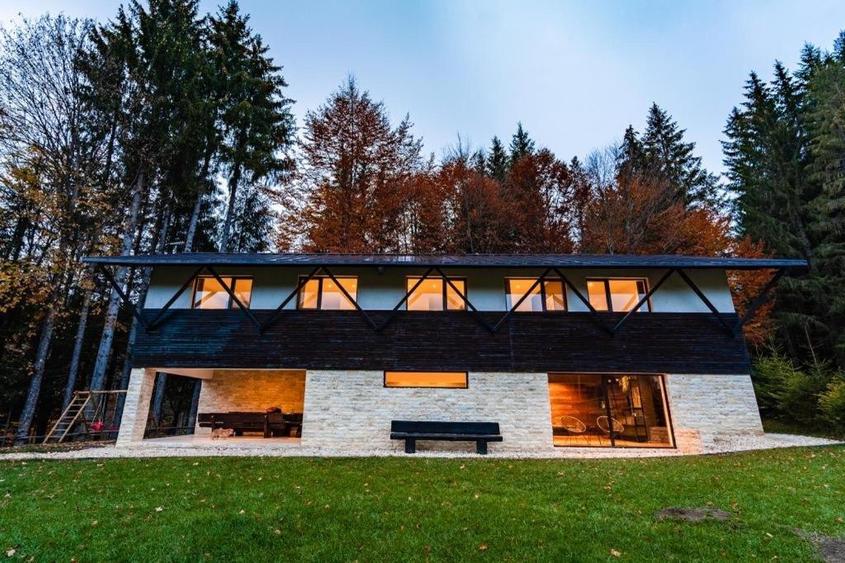 Cabana de vânzare în mijlocul pădurii