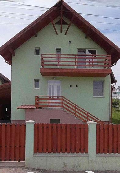 Casă Livezeni 815 mp teren, foișor cu grătar zidit, pivniță compartimentată,
