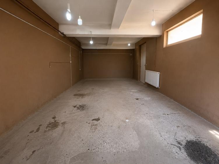 Spatiu comercial de vanzare in Oradea, curte proprie si locuri de parcare