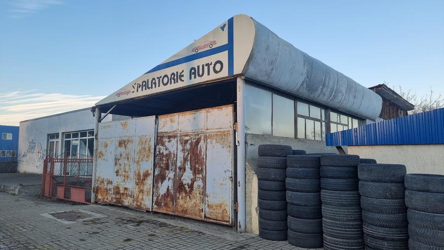 De închiriat: Teren 2000 mp cu construcții – stradal – 1390 €/lună