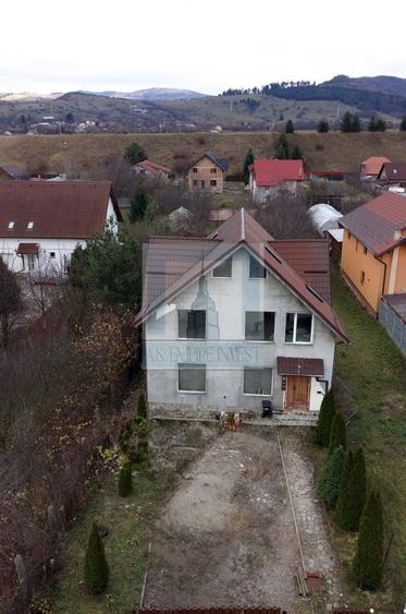 Casa/Villa , 5 camere, singur în curte, 960 mp teren- zona Tarlungeni