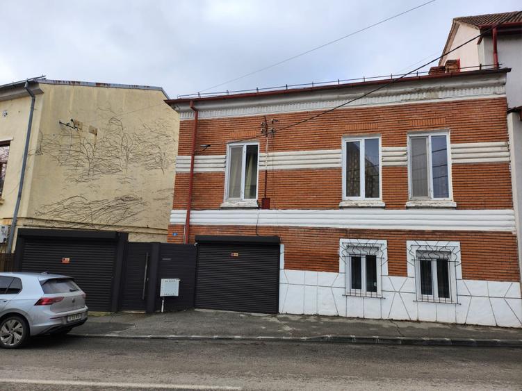 Casa mare si curte in centrul Craiovei