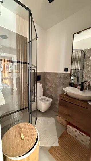 P-ta Romana 3 camere renovat cu 2 bai si balcon + parcare ( 100 euro)