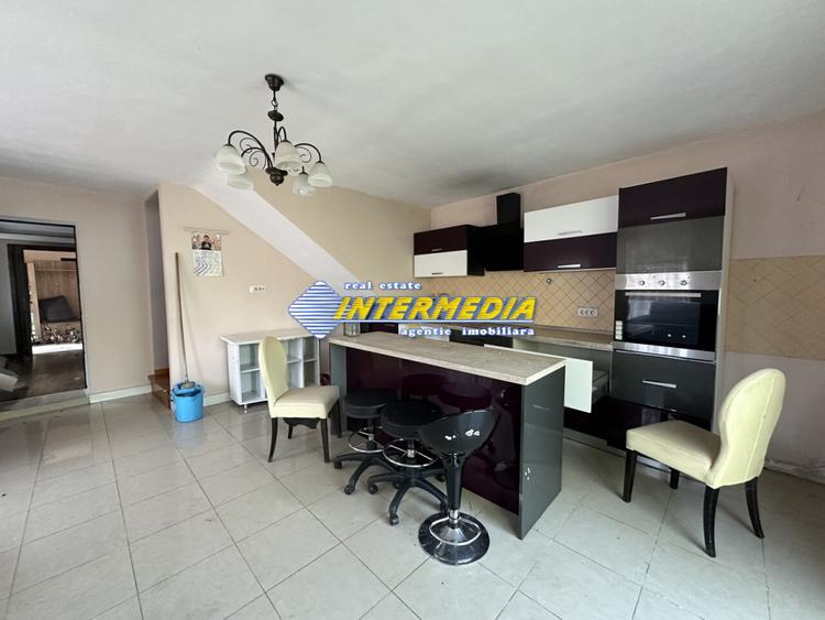 Proprietate 2 case curte pavata Teren 700 mp Hotel CETATE gard utilitati