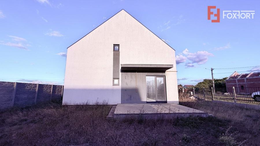 Casa tip triplex, cu 2 camere, de vanzare in Sanandrei.
