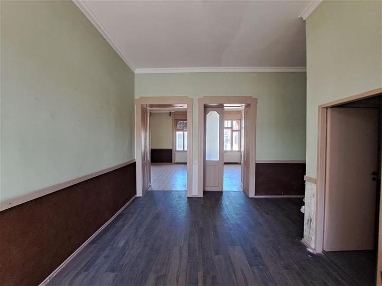 Apartament cu 3 camere, decomandat, situat in zona Semicentrala!