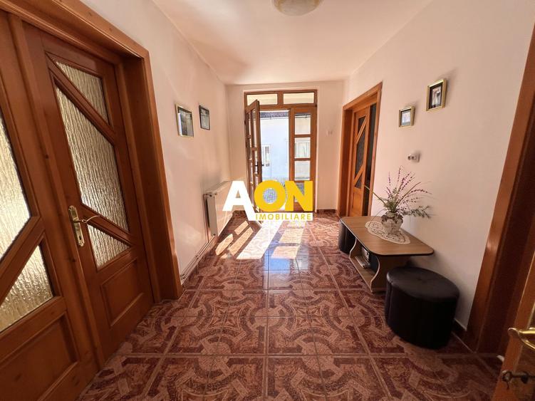 Casa de vanzare pretabila 2 familii, garaj, livada, comuna Pianu