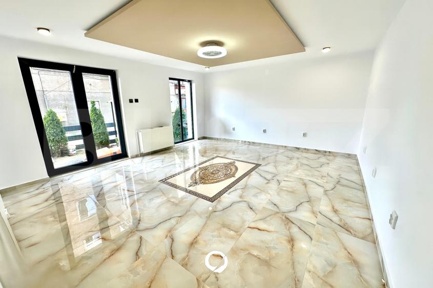 Spatiu comercial de inchiriat, renovat complet, 33 mp, cu terasa, Cugir