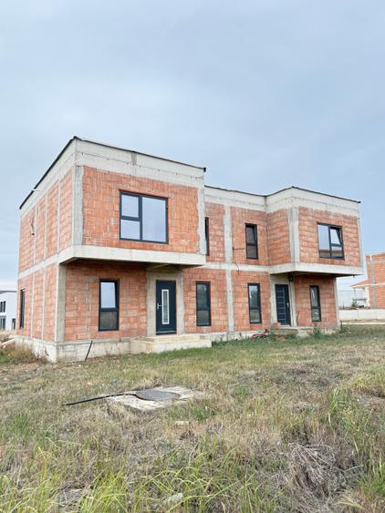 Jumatate de duplex la rosu de vanzare in Giarmata