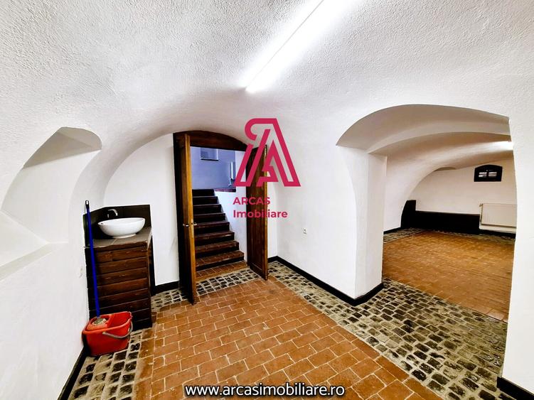 Casa individuala de vanzare cu 4 apartamente-Centrul Istoric Sibiu!