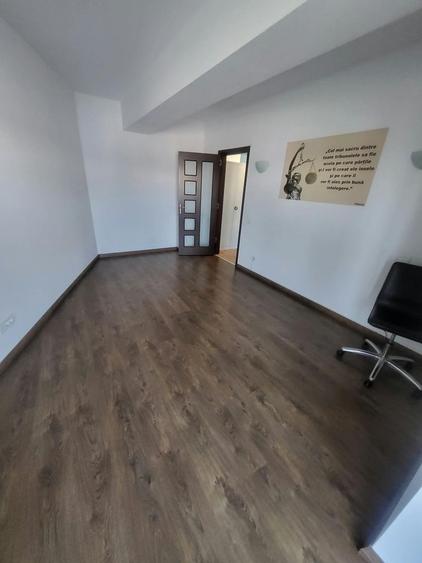 Spatiu birou/firma vis-a-vis Mall Vitan, cladirea Raiffeisen Bank