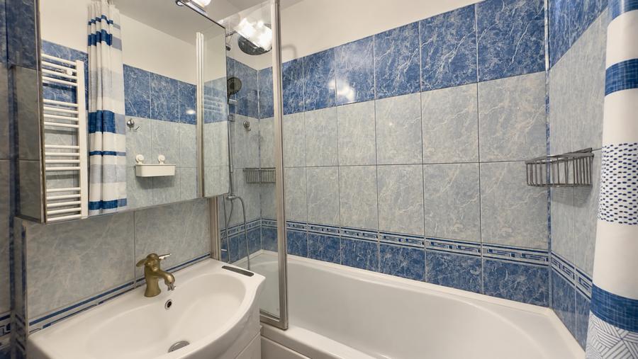 Apartament 4 camere, etaj intermediar, zona CET – ideal pentru familie