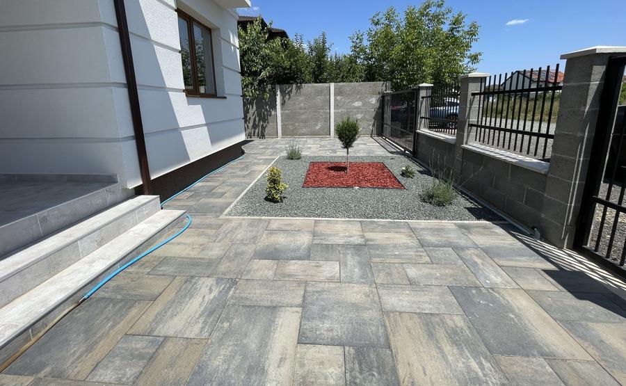 Duplex despartit prin spatiu tehnic