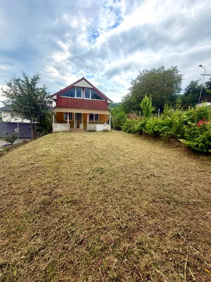 Casă cu priveliște panoramică, S+P+M, 5 camere, 3 băi, 700 mp teren