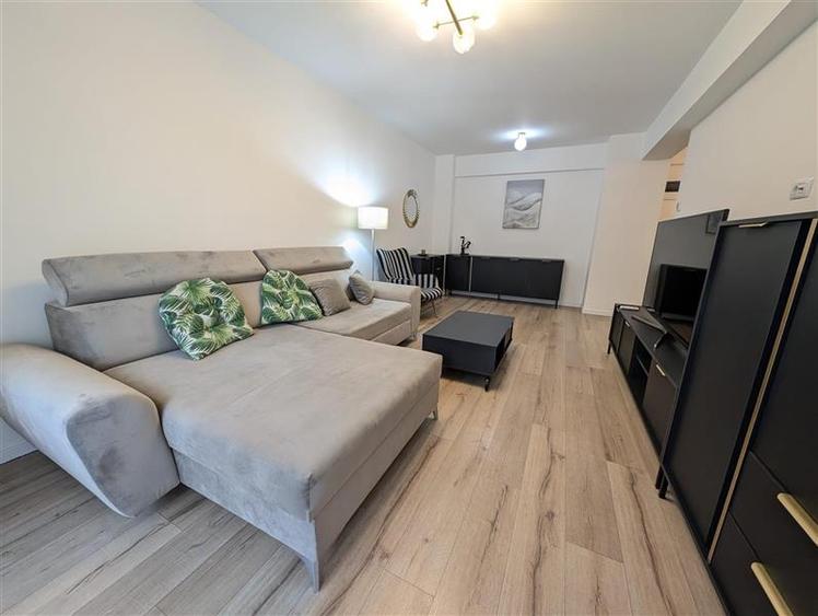 Bloc nou - langa Universitatea Bacovia - chirie 2 camere - mobilat si utilat com