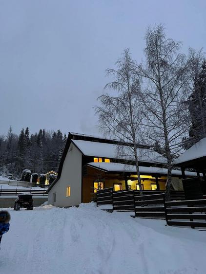 Cabana cu vedere la lac, 8 camere, 200 mp, 1800 mp teren, zona Colibita