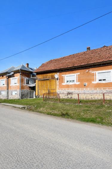 Două case de vanzare pe un teren generos de 4.605 mp, la 20 min de Bistrița