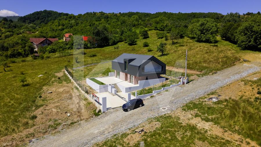 Casă arhitectură modernă cu panoramă spre Munții Făgăraș și Cetatea Cisnădioara