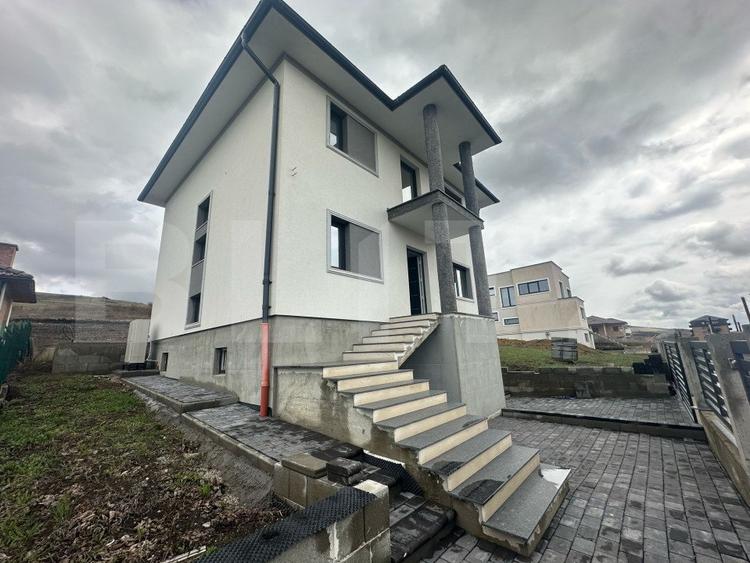 Casa individuala, 4 camere, 3 bai, garaj, zona Beta Residence