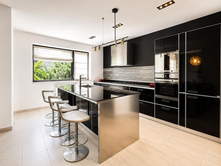 Vila eleganta 360 mp, P+1, teren generos, jacuzzi și garaj – complex exclusivist