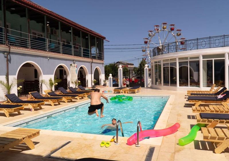 Hotel KM0 Costinesti + Restaurant + Bar + 6 spatii comerciale