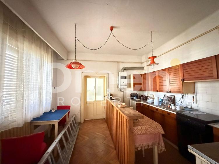 Casa de vanzare cu 446 mp teren si garaj, situata in zona centrala